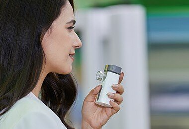 Moteris laiko Feellife Air Plus inhaliatorių