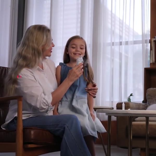 Mergaitė inhaliuoja su Air Pro X, šalia mama