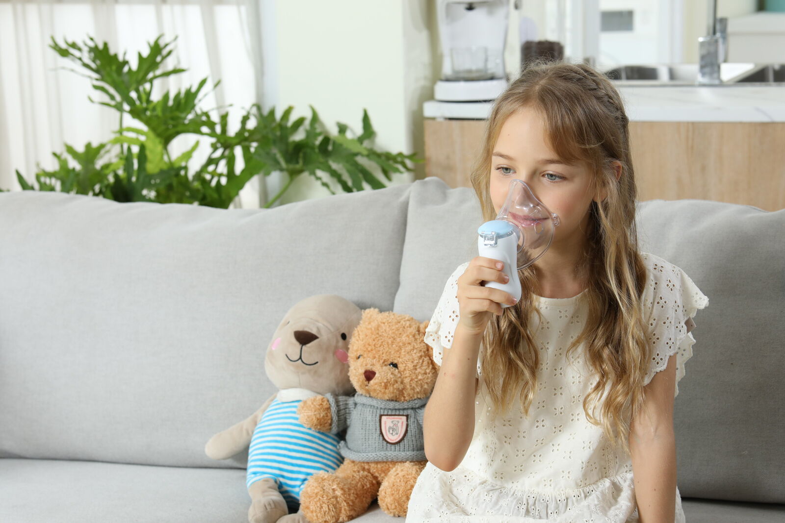 Mergaitė inhaliuoja su Air Kids kauke