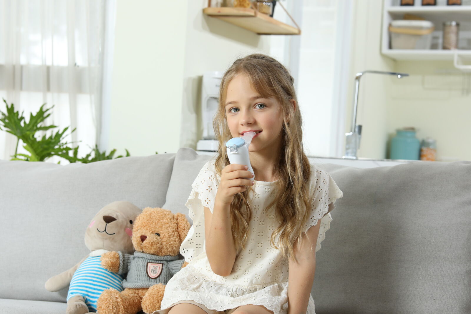 Mergaitė su Air Kids inhaliatoriumi